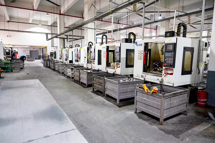 This picture shows the internal perspective of the Baiquan factory, where a row of yoke die-casting equipment can be seen neatly arranged. These machines are multifunctional machines that can be used for processes such as drilling holes, milling grooves, and milling circles.