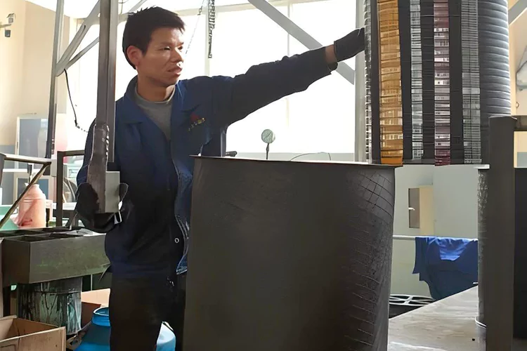 worker is loading the belt into the bucket